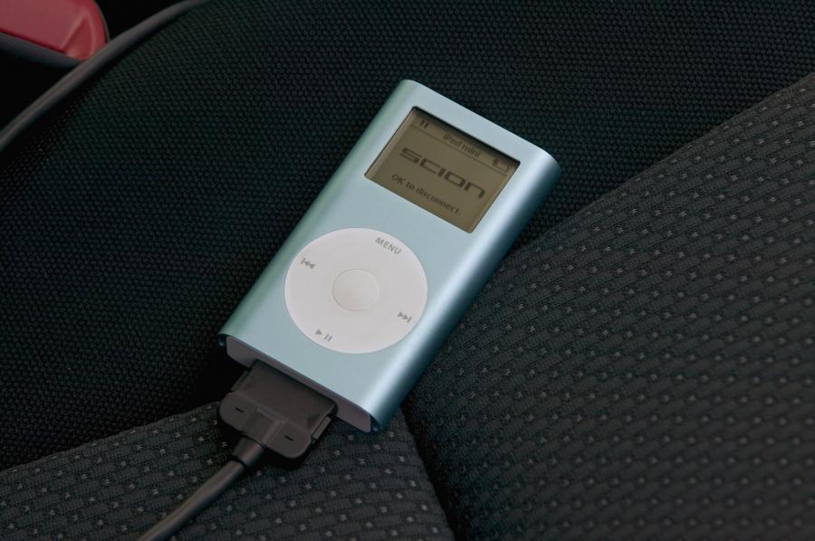 Детали интерьера Scion xA 2006 года  (фото 4 из 21)